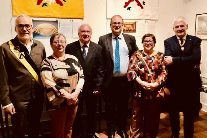 Vlnr. schepen Vrije Tijd Bart Plasschaert, voorzitter Heemkring De Plate Nadia Stubbe, voorzitter Koninklijke Marine Academie prof. emeritus Eduard Somers, curator Michaël-W. Serruys, medecurator Mirella Marini en ondervoorzitter Heemkring De Plate Koenraad Verwaerde.