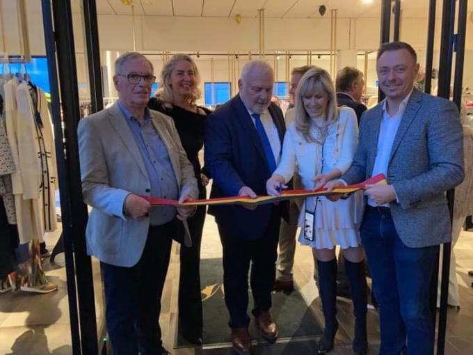 Burgemeester Dedecker opende boetiek Nikelli.