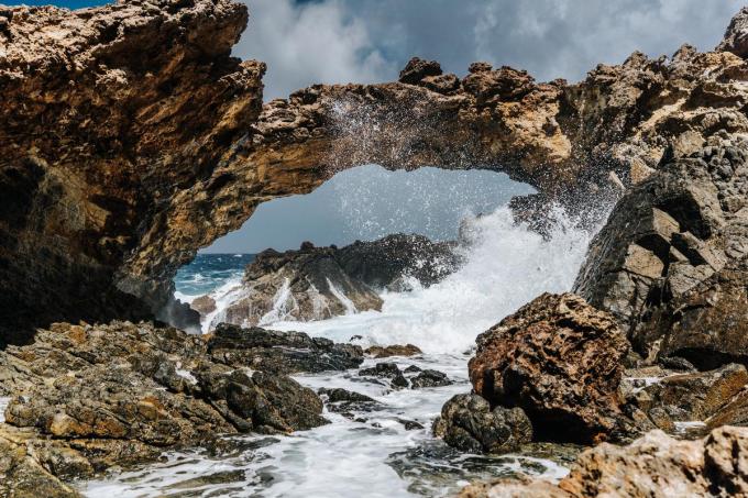 Hagelwitte stranden, veel groen en woeste rotsformaties: Aruba weet altijd opnieuw te verrassen. (foto Aruba/David Troeger)