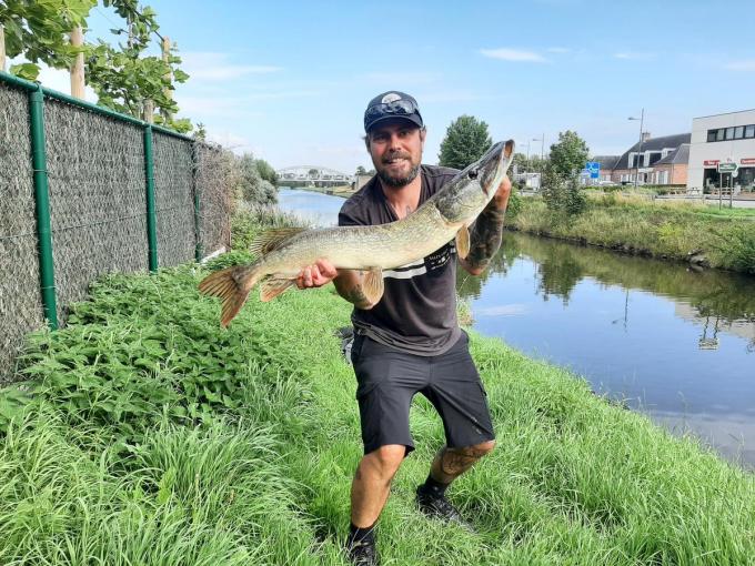 Als streetfisher is Laurent Neuville met zijn hengels actief langs de waterlopen in de binnenstad.