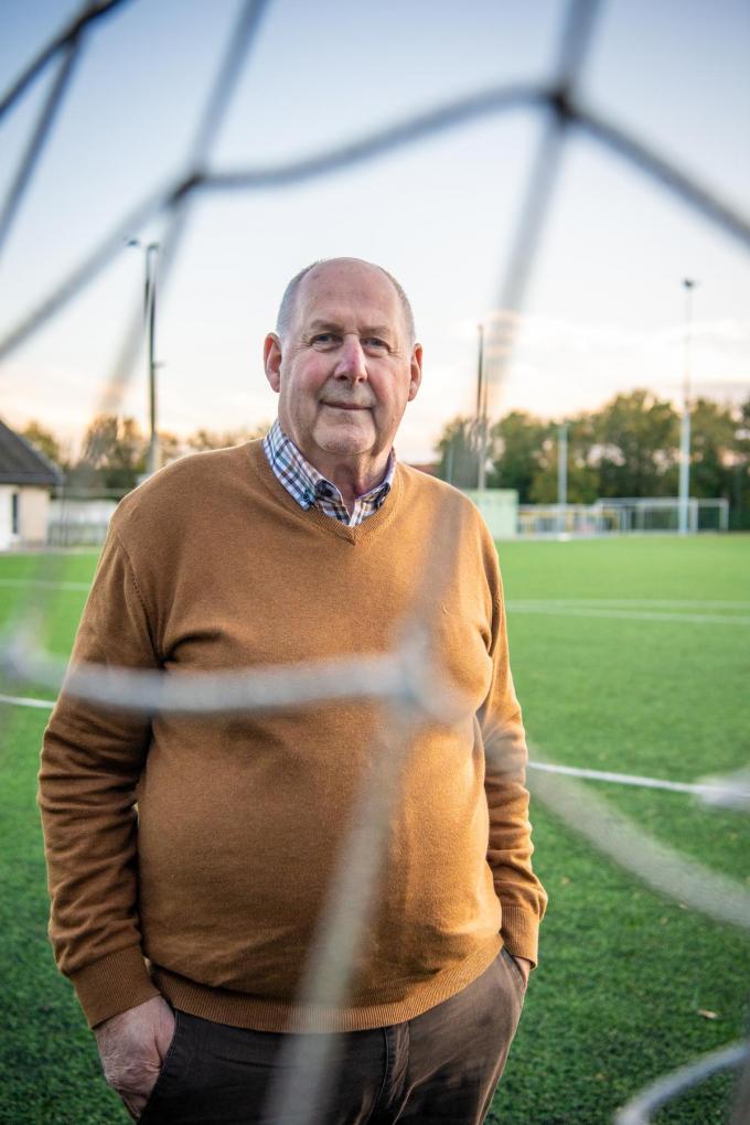 Ronny Ghillemyn, in zijn spelerscarrière actief als doelman, ging voor de foto weer even in de goal in VV Emelgem-Kachtem postvatten. (foto Frank)