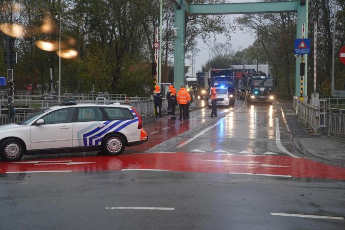 Aan de Ganzepoort in Nieuwpoort zorgt de civiele bescherming voor extra pompen.