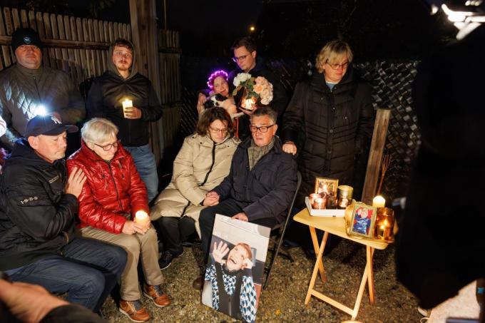 Erwin (links) met oma Lut en Ann met haar papa Luc Vanmoen bij de wake die door de buren op poten was gezet. “Het is nog maar eens duidelijk dat wij hier in een warme buurt wonen.”