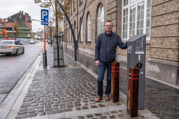 Schepen Stefaan Van Coillie bij een nieuwe oplaadpaal in de Zuidstraat. (foto SB)