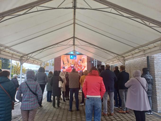 In een tent buiten bij het uitvaartzorgcentrum Snoeck volgden ook nog enkele tientallen mensen de begrafenis.