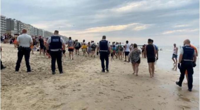 De hevige rellen ontstonden op zaterdag 8 augustus 2020 op het strand van Blankenberge, ter hoogte van de Weststraattrap.