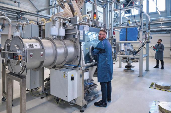 A Parsdorf, on teste le processus de fabrication des nouvelles cellules cylindriques.