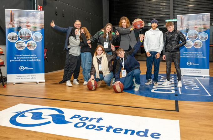 CEO Dirk Declerck met de kinderen en begeleiders van De Brem.