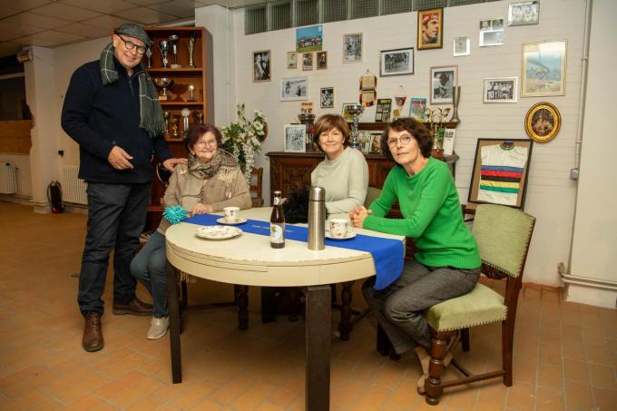 Regisseur Bart Cafmeyer met Yvette Vermaut, Trui Vandekerckhove en Frieda Brabant bij het inoefenen van een van de scènes.