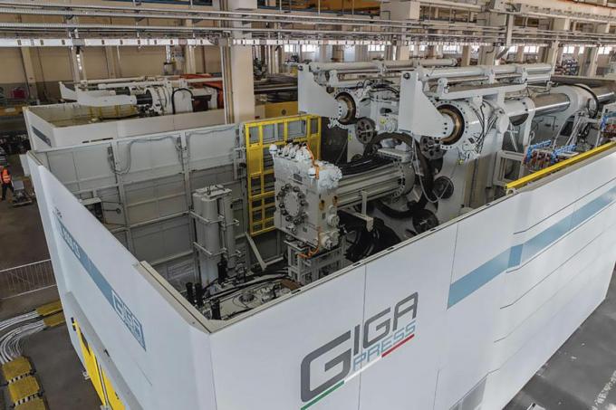 Giga PressCette machine italienne peut développer jusqu’à 9.000 tonnes de pression