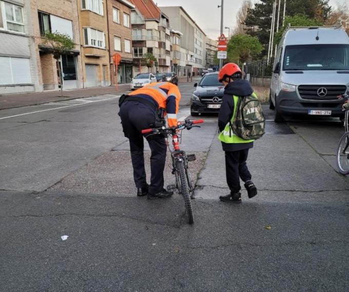 Politie Damme/Knokke-Heist moedigt jeugd met nieuwe campagne aan om zichtbaar door het verkeer te gaan