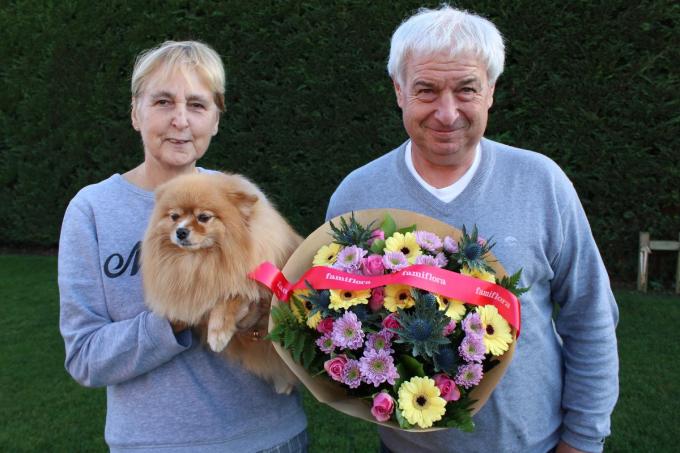 Een bloemetje voor vinkenier Rik die na44 jaar met pensioen gaat