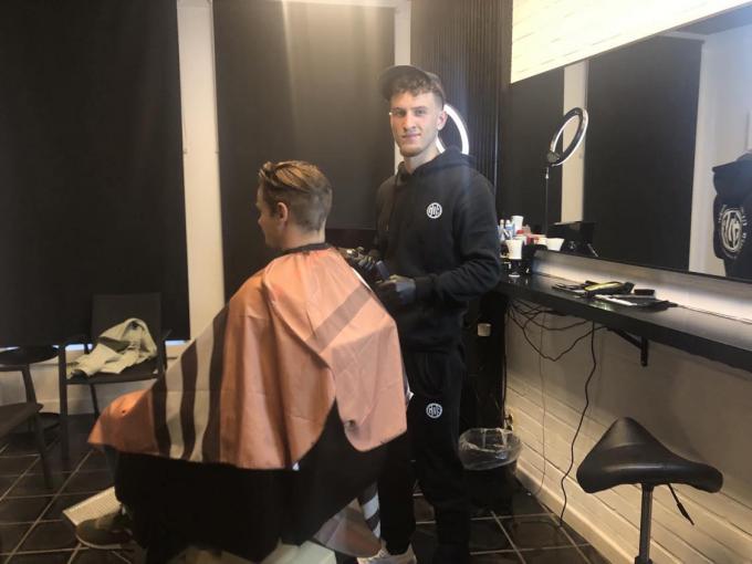 Guile (24) opent barbershop in Wervik zonder opleiding te hebben gevolgd: “Mijn kapper gaf me veel tips”
