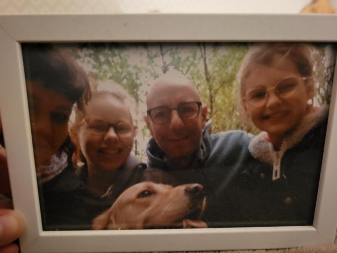 Ouders Sophie en Brecht, zusje Jare en hondje Lotte herdenken Lisa (10) op Wereldlichtjesdag.