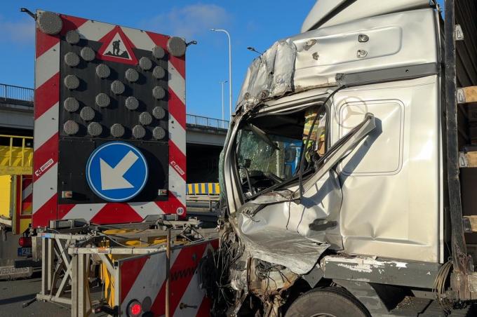 Vrachtwagenchauffeur zwaargewond nadat hij op werfvoertuigen op E40 inrijdt