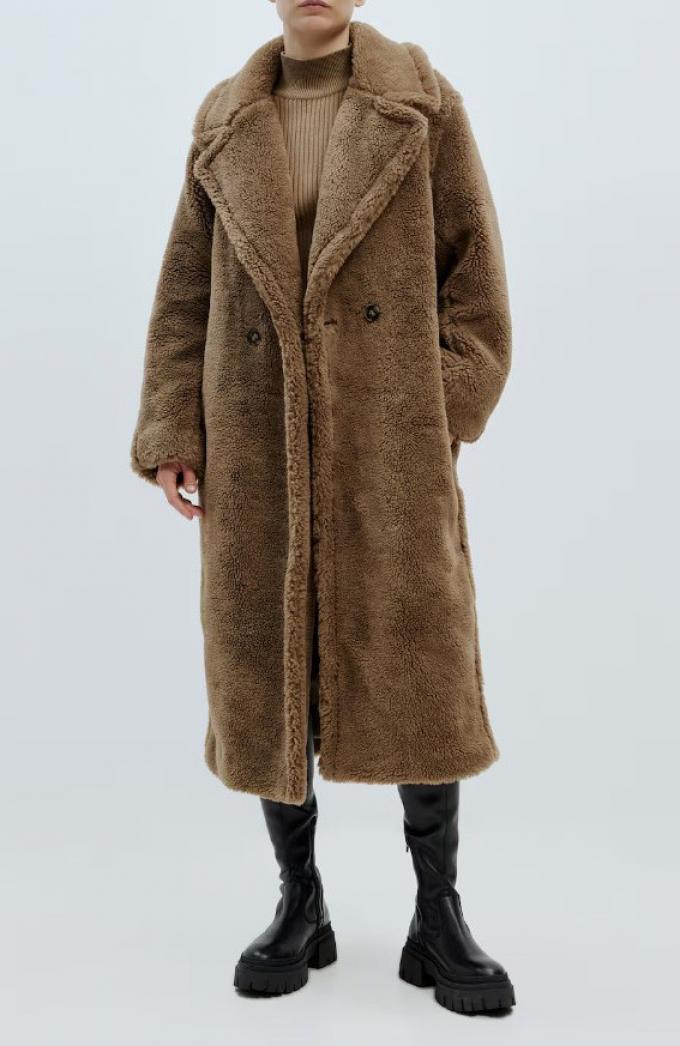 Een beige teddyjas