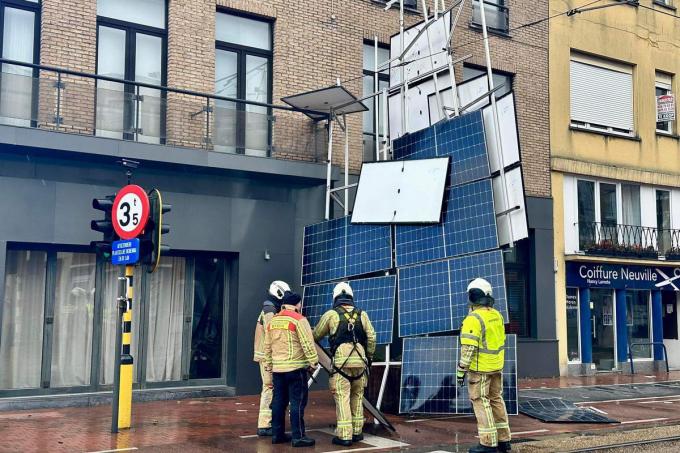 Zonnepanelen waaien van dak in Blankenberge en komen op kusttram terecht