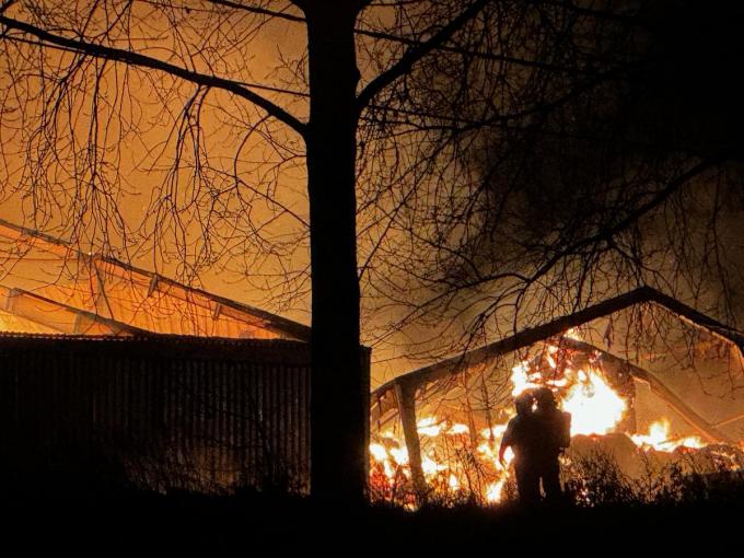 Zware brand in loods van landbouwbedrijf in Moerkerke