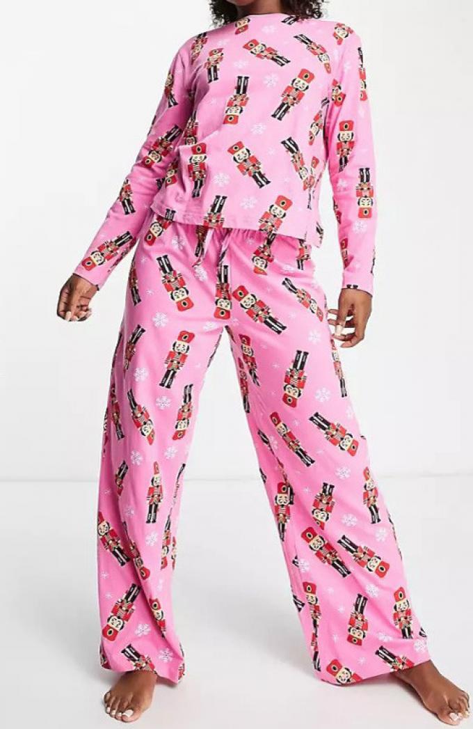 Roze pyjama met notenkrakerprint