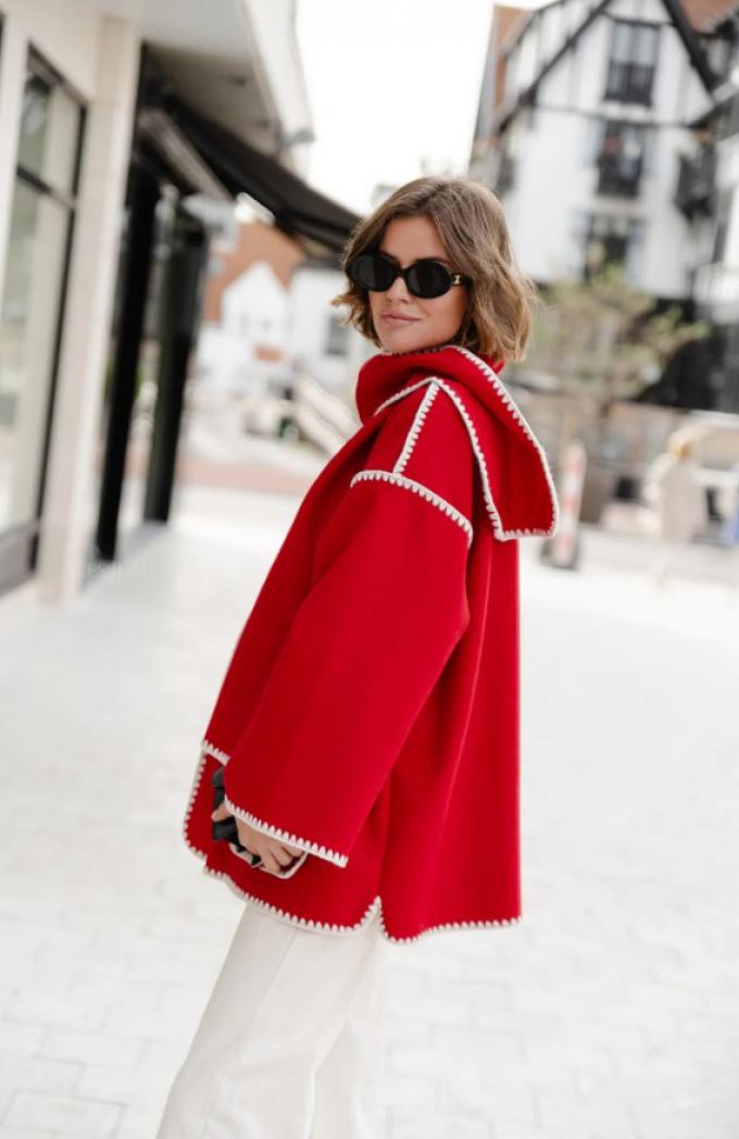 Rode mantel met bijpassende sjaal 