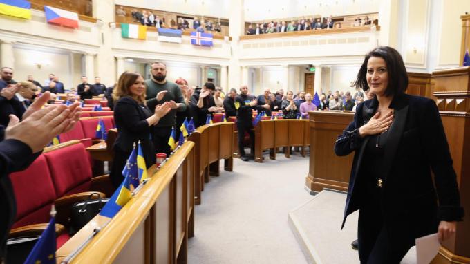 Stephanie D'Hose daalde onder luid applaus het spreekgestoelte van het Oekraïense parlement af.