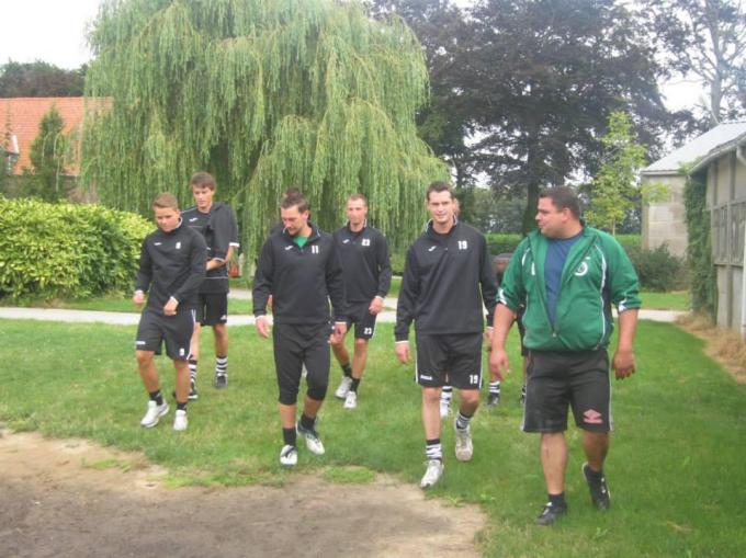 Mario (rechts) op ‘wandel’ met enkele spelers van KFC Lendelede: “Hij kwam uit de jeugdwerking, maar had ook een goede band met de jongens uit de eerste ploeg.”