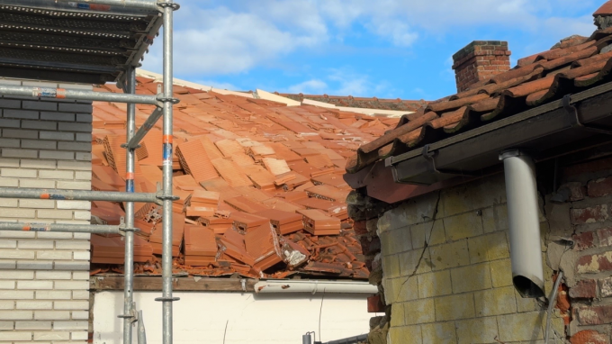 Topgevel van nieuwbouw valt op dak van naastgelegen woning in Beernem
