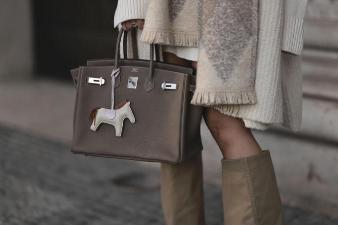 Hermès table sur une stratégie centrée et exclusive, à l’image de son sac Birkin, l’un des plus chers au monde et pour lequel il faut parfois patienter six ans.