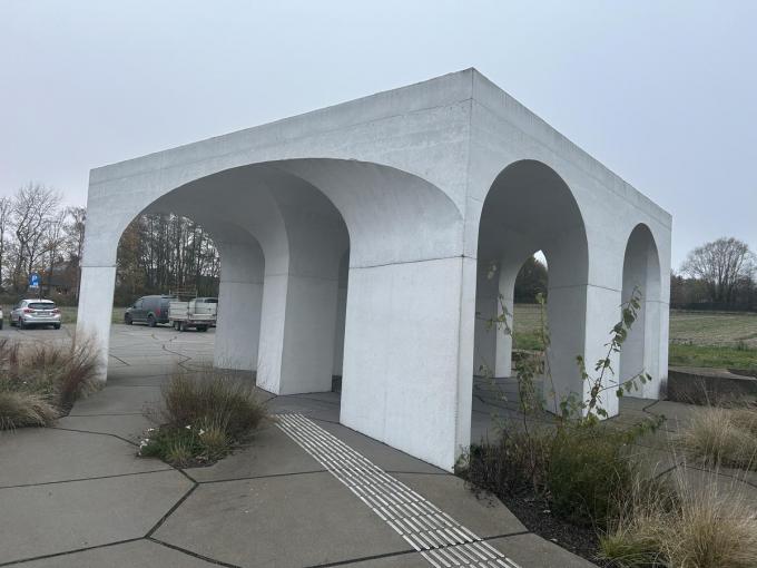 Heraanleg blindengeleidenpad aan paviljoen Duits militaire begraafplaats in Hooglede zal 50.000 euro kosten: “Dit is belachelijk”