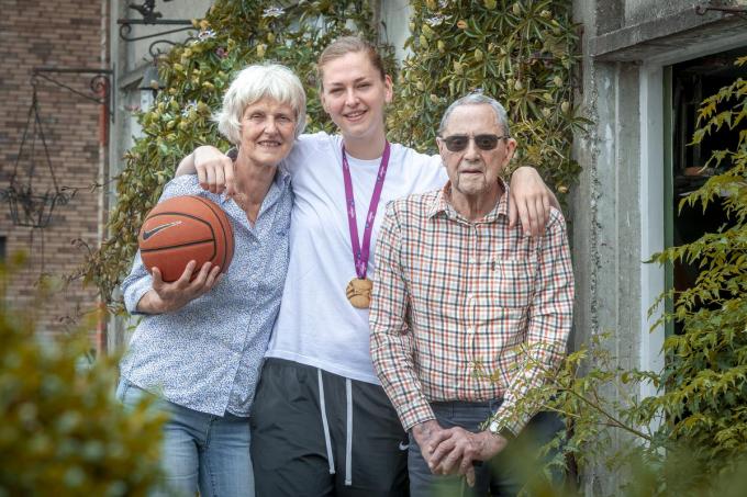 Emma Meesseman met haar mama Sonja Tankrey en opa Willy Tankrey, supporter van het eerste uur.