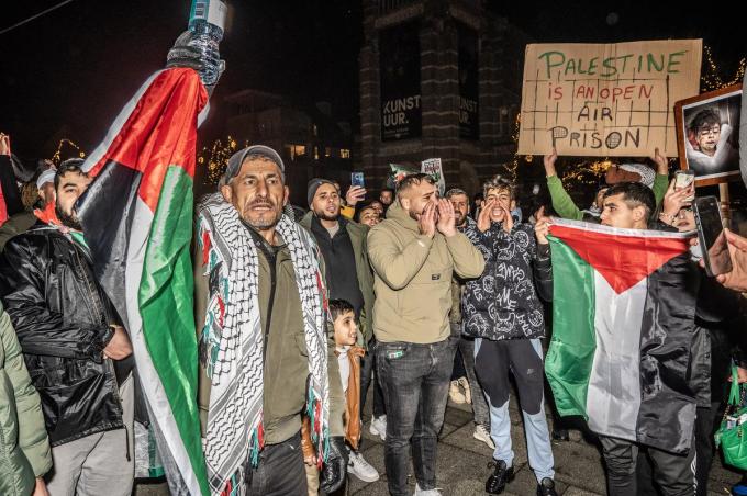 Zo’n tweehonderd mensen in Roeselare protesteren tegen oorlog tussen Israël en Hamas: “We blijven druk uitoefenen”
