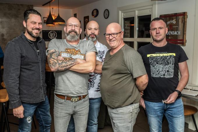 Filip Vanhee (tweede van rechts) bij enkele leden van de dartsclub.