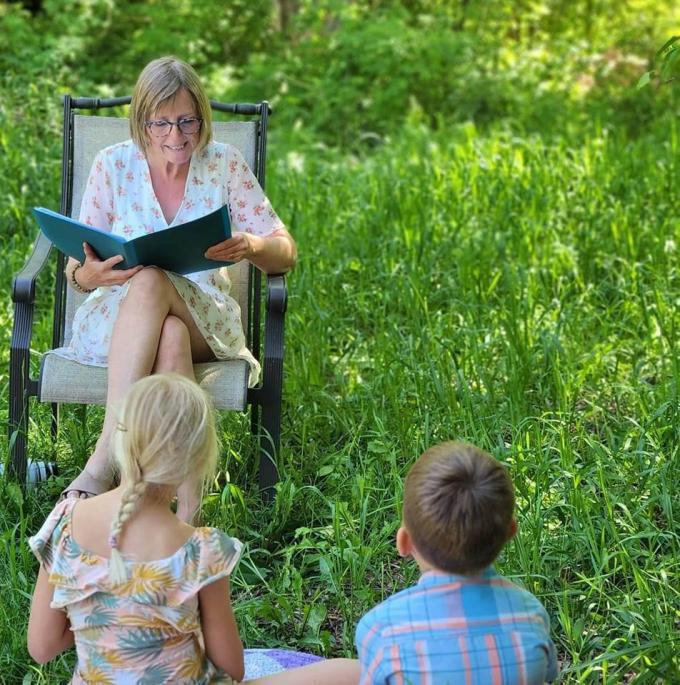 Deze zomer ging Els al eens op bezoek in Canada om het verhaal aan Lily en Victor voor te lezen.