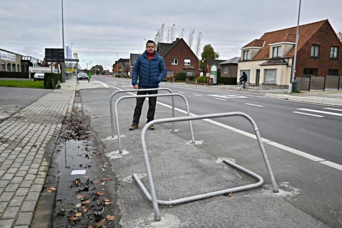 Raadslid uit zorgen om kapotte fietsstallingen in Harelbeke: “Allesbehalve ideale locaties”