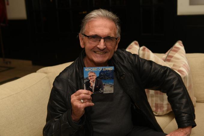 Stefaan Vandekerkhove brengt onder zijn artiestennaam Stefano zijn allereerste single ‘Memories Of Summer’ uit op… 77-jarige leeftijd