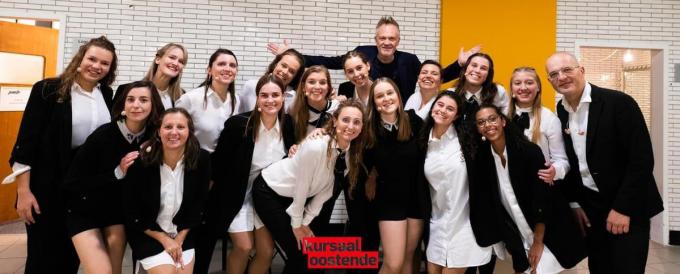 De dames komen ook goed overeen, dat bleek tijdens de buitenlandse trip die Marie (rechts naast Stijn Kolacny) mocht ondernemen. Hier zie je de dames die meezongen in Oostende.