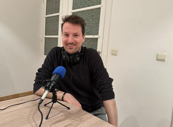 Mattijs uit Wevelgem gaat met podcast ‘Op Papier’ op zoek naar hoe verhalen tot stand komen