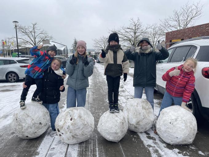 Jonge sneeuwruimers maken parking in Beselare in recordtempo vrij: “Ze zijn aangekomen met de slee”
