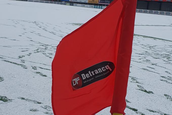 Het veld van Winkel Sport liet geen voetbal toe.