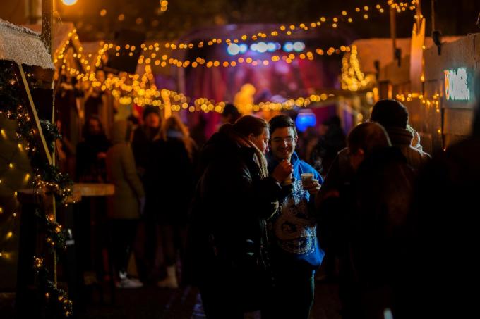 Genieten van heerlijke hapjes, drankjes en elkaars gezelschap.