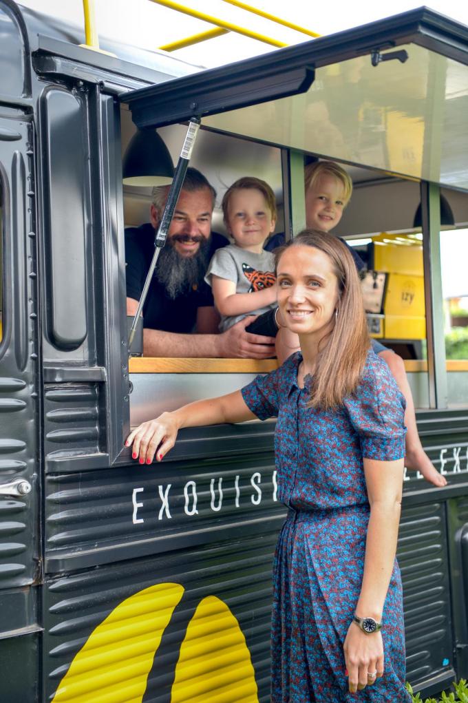 Een beeld uit april 2020: Bart Buyse, met zijn echtgenote Larissa Buyse en hun kinderen Sebastian en Philip in de IzyCoffee-truck, waar alles mee begon.