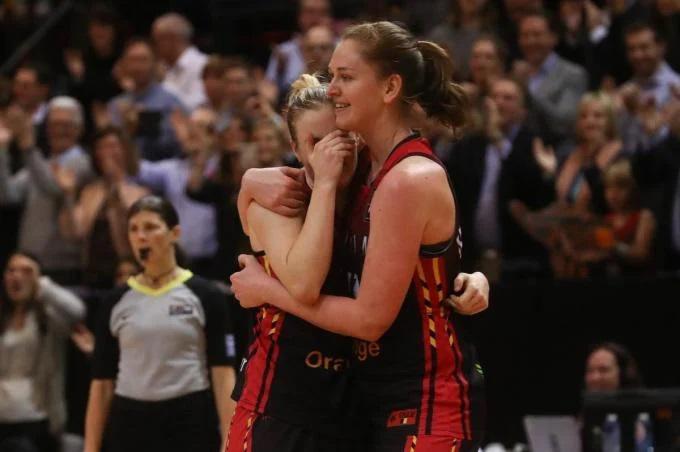 Karl verklaart de liefde aan onze basketvrouwen.