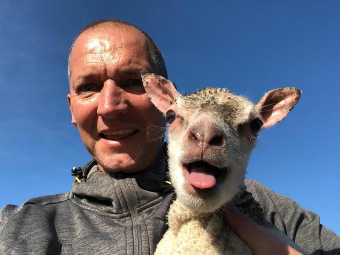 In de bubbel van Karl werd een lammetje geboren, dat vernoemd werd naar de trotse peter Yves Lampaert.