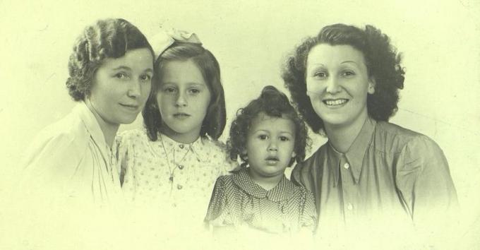 Julie Leenknecht en dochter Mona, Norbert en zijn moeder Léa Zwaaf.
