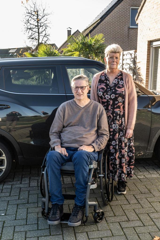 Jan en Marianne bij hun huidige wagen. “De Daiwoo van de carjacking hebben we na teruggave snel verkocht.”