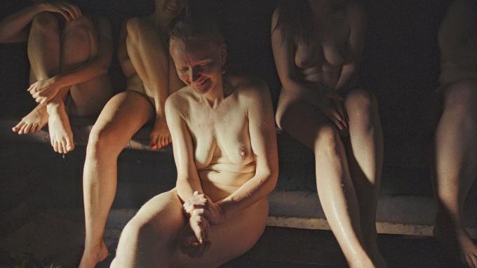 “Le sauna à fumée est un endroit où l’on entre nu, où l’on enlève ses vêtements aussi bien sur le plan corporel qu’émotionnel.”