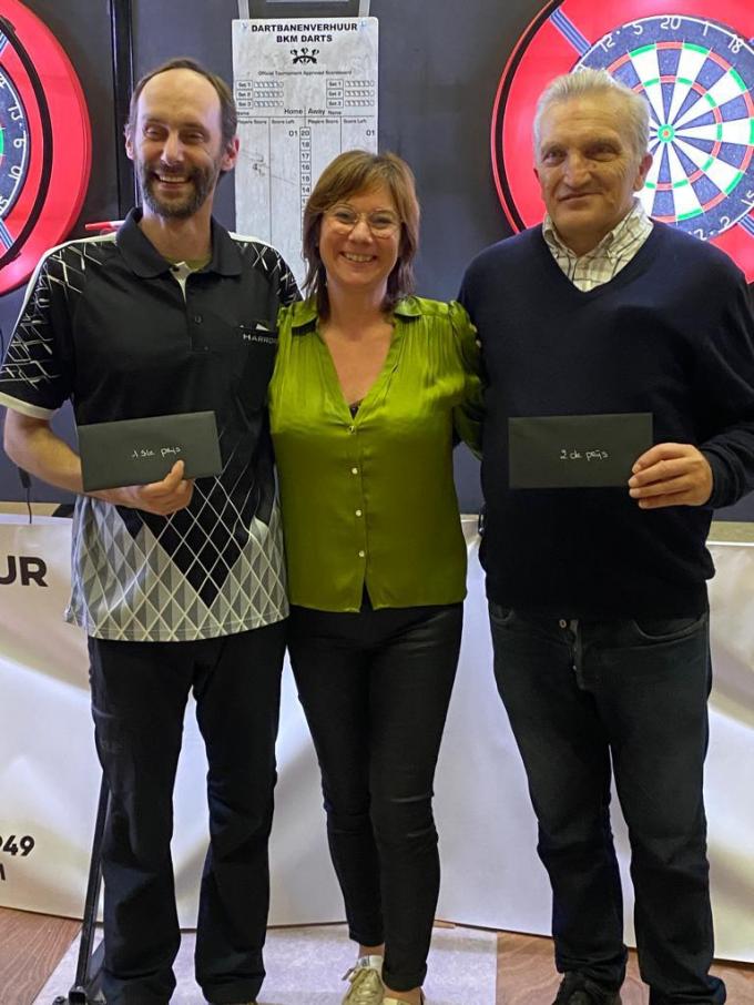 Voorzitter Fabienne Parreyn, geflankeerd door beide finalisten: Ulrich Coussaert (links) en Michel Calliauw (rechts).