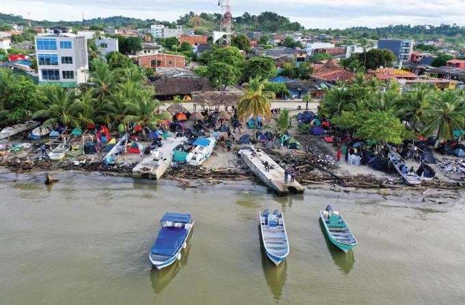 Un camp improvisé de migrants haïtiens, en 2021, dans la localité de Necoclí, en Colombie.