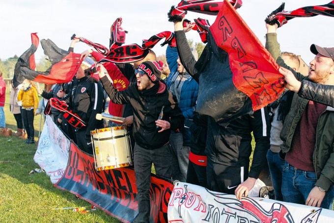 A Mélin, les supporters savent mettre feu. Ci-contre, Mont-Saint-André a échappé à la grande faucheuse.