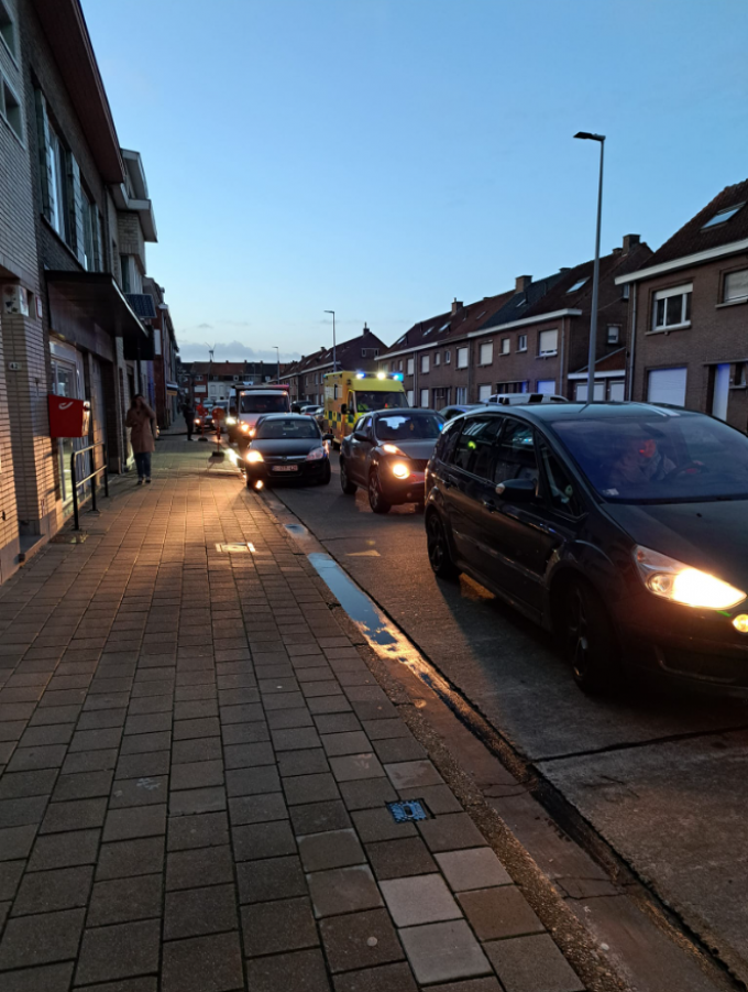 Maandagochtend werd een ambulance opgehouden door het drukke verkeer in de Gen. Lemanstraat